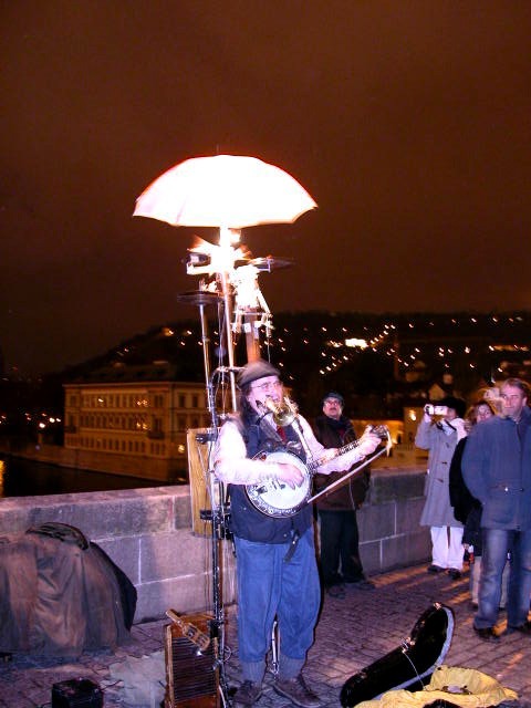 Czlowiek orkiestra na Moście Karola (Praha)