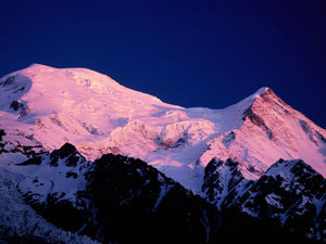 2  chamonix  francja  masyw mt  blanc o zachodzie slonca