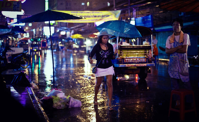gorący deszcz na Khaosan Road w Bangkoku