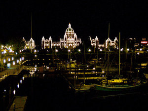 Nocny widok na port i budynek Parlamentu Kolumbii Brytyjskiej.