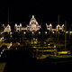 Nocny widok na port i budynek Parlamentu Kolumbii Brytyjskiej.