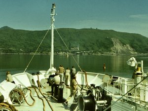 R.V. Profesor  Siedlecki wchodzi do  portu na  Kodiak  Island.