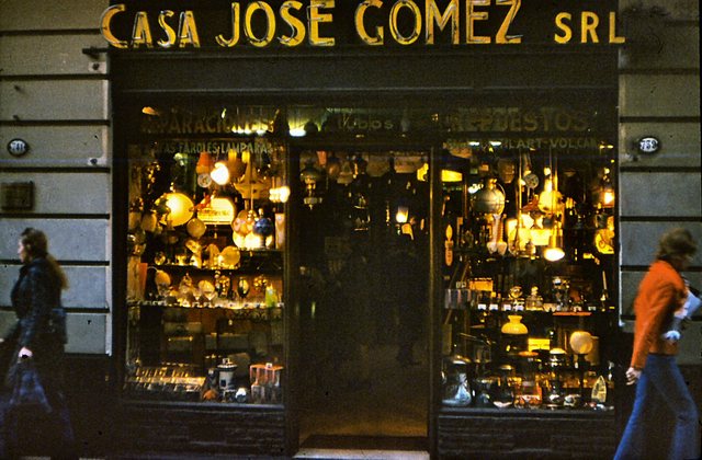 Buenos  Aires - stylowy  sklep z  lampami niedaleko Calle  Florida.