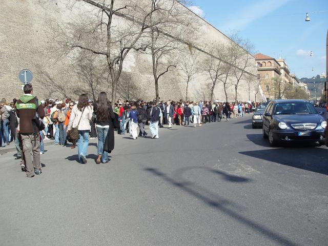 Rzym , w kolejce do Muzeum Watykańskiego