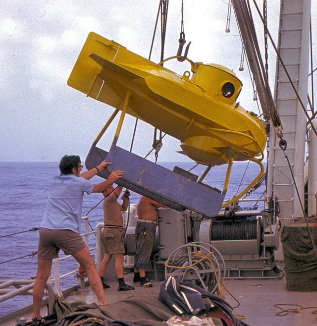 Wodowanie "żółtej  łodzi podwodnej" na  R.V. "Profesorze  Siedleckim". To  nie  jest  żart!