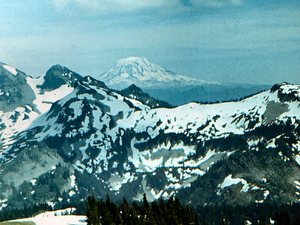 Mt. St. Helen's - wulkan znany  z  najmniej  oczekiwanej  erupcji w  XXw, widziany  spod  wulaknu  Mt. Rainier - Góry  Kaskadowe, Washington.