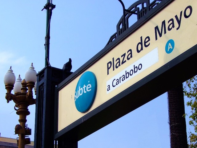 Wyjście z metra przy Plaza de Mayo