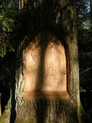 Kapliczka w drzewie