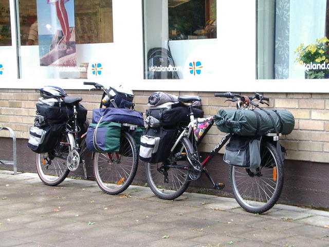 Nasze rowery przed informacją turystyczną w Mariehamn