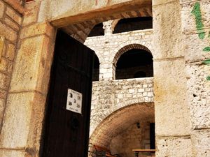 Cetinje - Monastyr - bez długich spodni i koszuli z długimi rękawami  - wstęp zakazany 