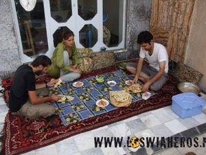 Jemy śniadanie na perskim dywanie - przed warsztatami