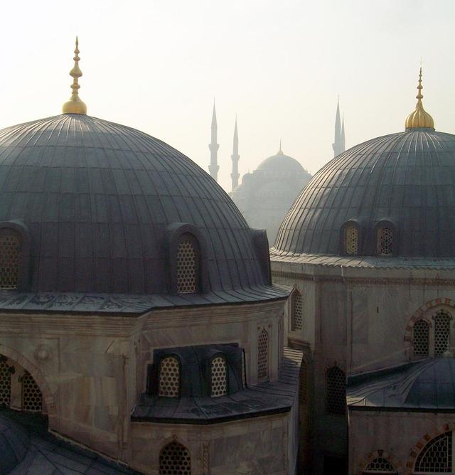 Widok na Błękitny Meczet z Hagi Sofii, Stambuł, Turcja