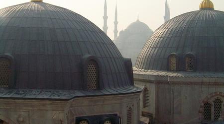 Widok na Błękitny Meczet z Hagi Sofii, Stambuł, Turcja