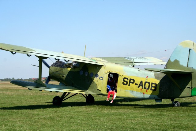 An2 zabiera skoczków