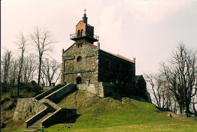 Kościół z 1852r na szczycie Ślęży
