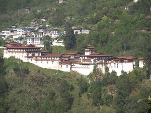 Trongsa Dzong - miasteczko Trongsa i z prawej stażnica - Ta Dzong