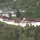 Trongsa Dzong - miasteczko Trongsa i z prawej stażnica - Ta Dzong