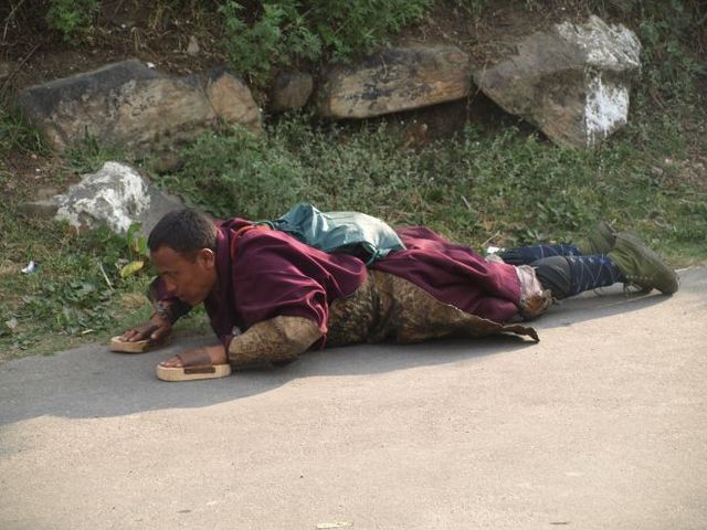 Pielgrzym w drodze do klasztoru Kyichu Lhakhang