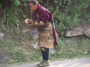 Pielgrzym w drodze do klasztoru Kyichu Lhakhang