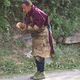 Pielgrzym w drodze do klasztoru Kyichu Lhakhang