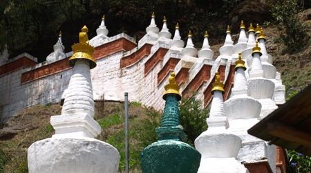 108 czortenów z kamienia otacza kompleks świątyń