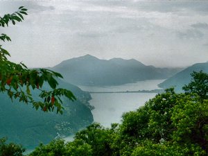 Lago  di  Lugano z  Mte Bre - grobla łączy  Szwajcarę z  Włochami