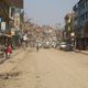 Typowa ulica Katmandu -  pył unoszący się i wysoka temperatura 35  c