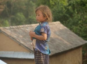 Dziewczynka ze wsi na szlaku
