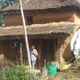 Dziewczynka udaje sie do szkoły -  dom zbudowany z gliny