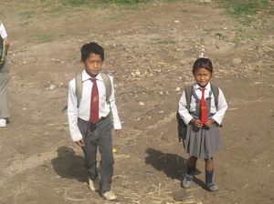 Uczniowie w mundurkach idą do szkoły