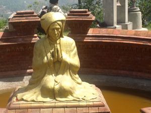 Figurka mnicha przy wejściu na fontannę