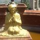 Figurka mnicha przy wejściu na fontannę