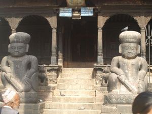 Kamienne posągi przy wejściu do świątyni