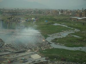 Nad rzeką śmieci i namioty ubogiej ludności