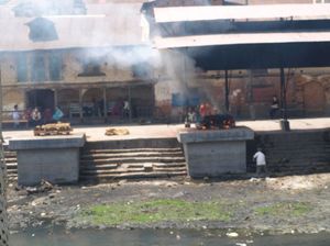 Rzeka Bagmati i kremacja zwłok