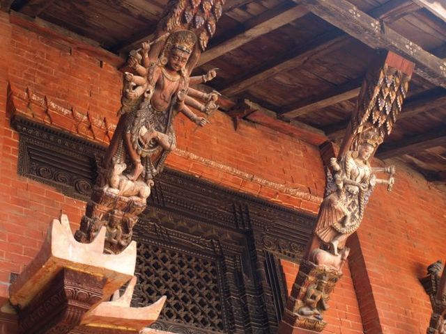 Podpory dachu pagody Hari Shankar pięknie malowane i rzeźbione