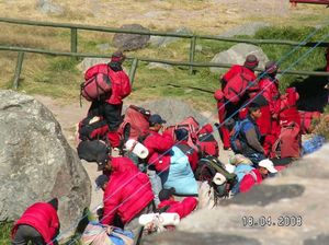 Tragarze i turyści na szlaku do Machu Picchu