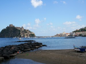 Plaża z widokiem na Ischia Ponte