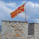 Słoneczna macedońska flaga powiewająca na Twierdzy Samuela 