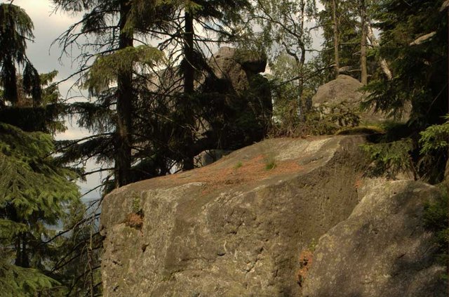 Za przepaścistą ścianą skalną Czechy