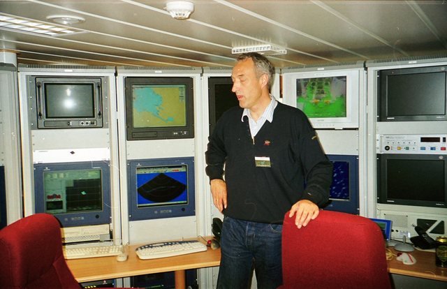 W kabinie  hydroakustycznej  R.V. G. O. Sars - statku  Marine Research Institute  w Bergen