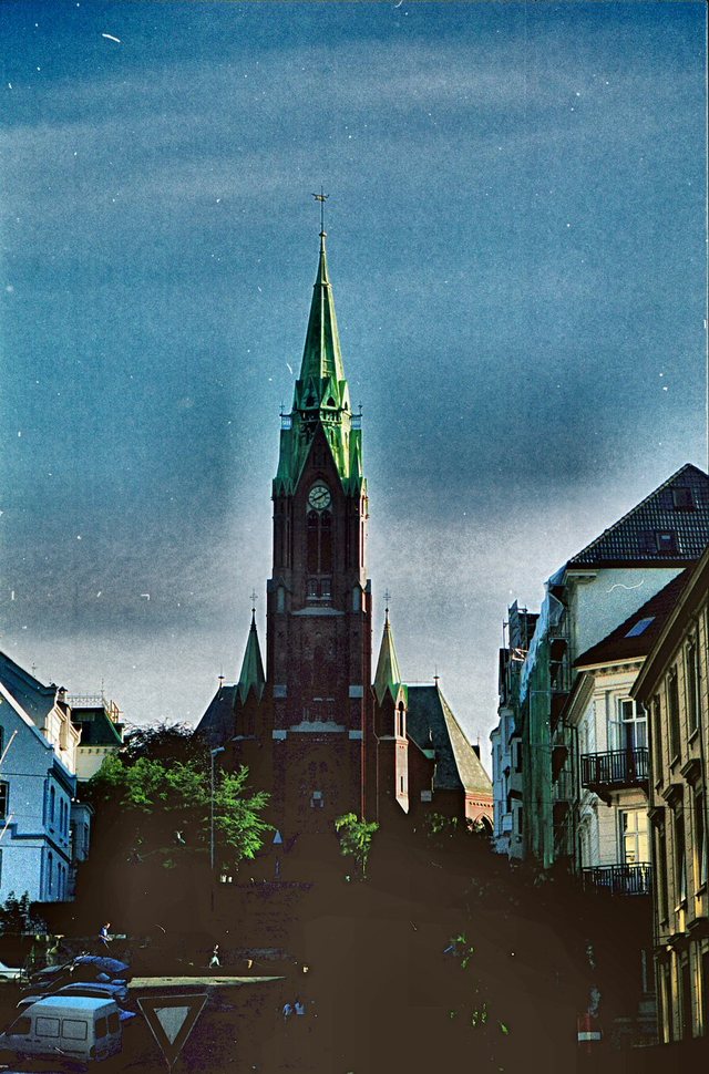 Gotenhus - kosciół,  bedacy  wzorem  architektonicznym koścołów  protestanckich. Na jego  bazie  opracowano  m.in. konstrukcje kościoła Św. Jerzego  w sopocie.