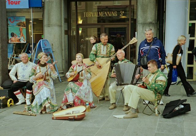 Typowa orkiestra grająca w śródmieściu -  oczywiście ...rosyjska