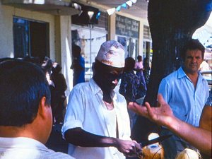 Dar es Salaam - sprzedawca kokosów
