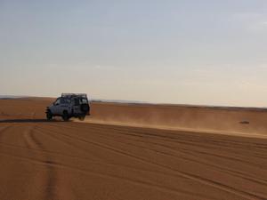 w drodze na pustynię z Oazy Dakhla (Arabic: الداخلة) 