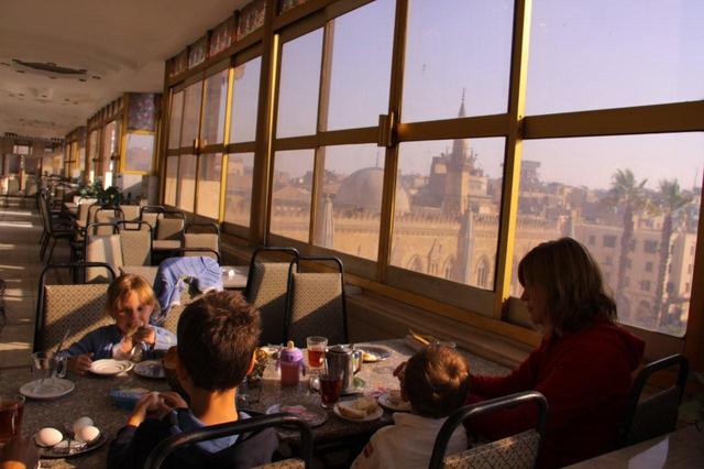 Kair - śniadanie na dachu w El Hussein Hotel