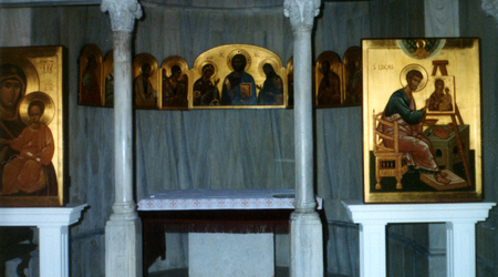 wnętrze kościółka niedaleko Gemony