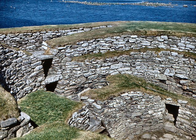 Lerwick - stolica  Szetlandów - Clickhemin Broch - gród z epoki  żelaznej 