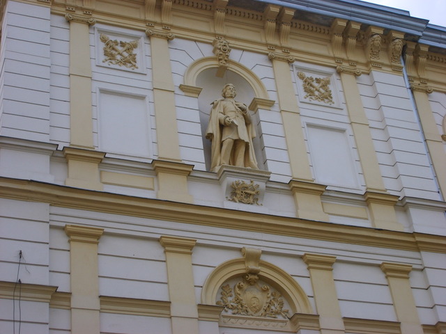 Posąg Adama Mickiewicza we wnęce teatru(?)
