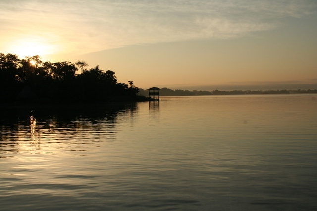 Rio Dulce wschód słońca